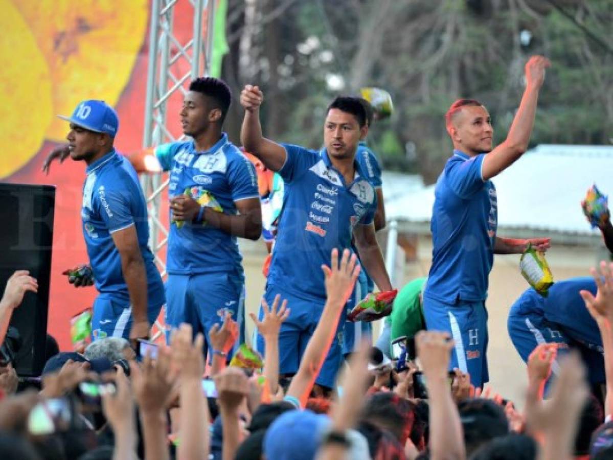 Selección de Honduras intenta levantar moral visitando afición en Chamelecón, feudo de pandillas