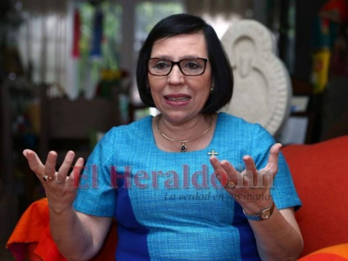 La presidenta de Banhprovi, Mayra Falck, expresa que como mujer ha logrado una trayectoria con rectitud en pro del desarrollo del país. Foto: Emilio Flores/ EL HERALDO.