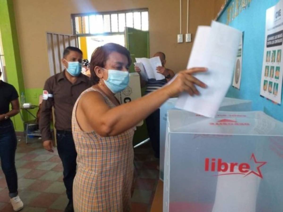 Doña Blanca Ramírez depositando su voto en la Escuela José Trinidad Cabañas del barrio Arriba de la ciudad de Comayagua. Foto:Juan C. Díaz/ El Heraldo.