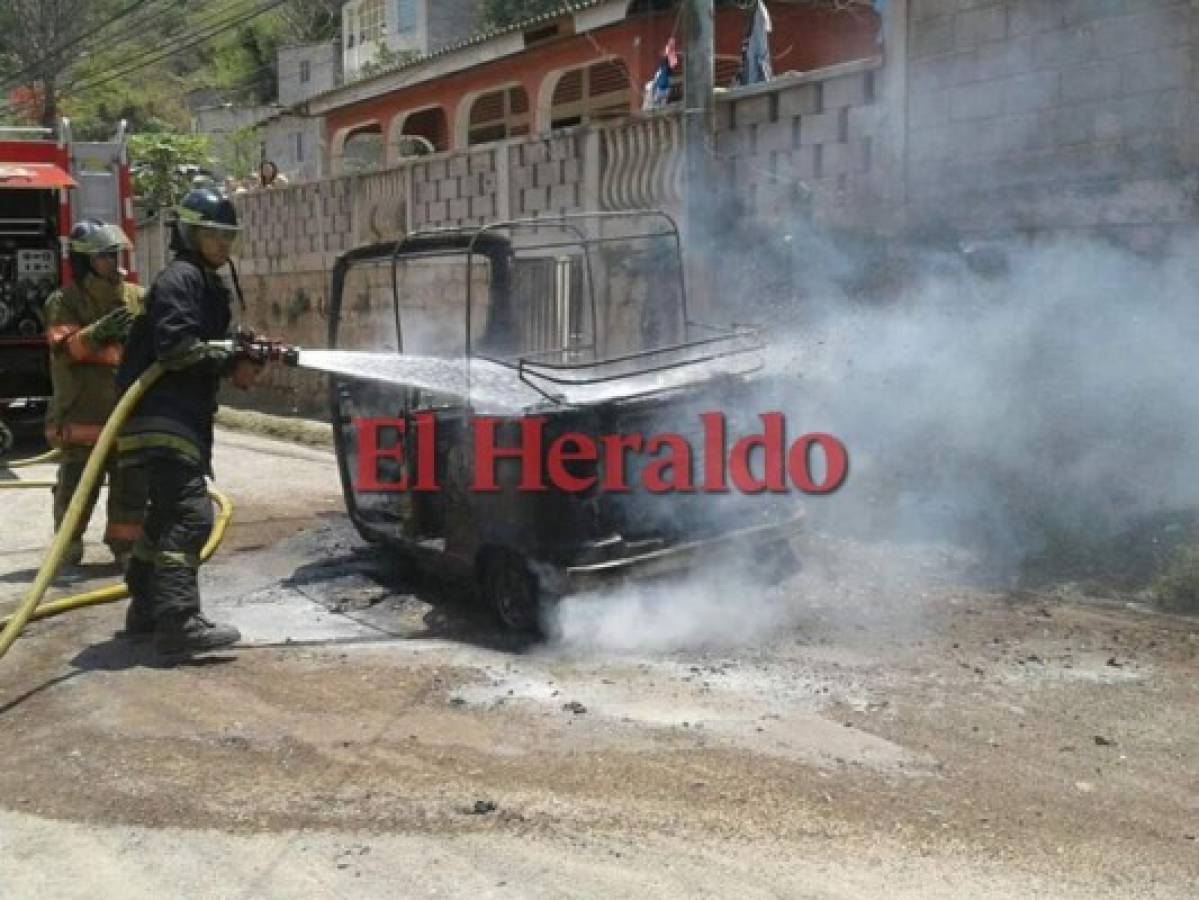 La mototaxi quedó completamente quemada. Ninguna persona resultó herida. Foto: Estalin Irías/EL HERALDO.