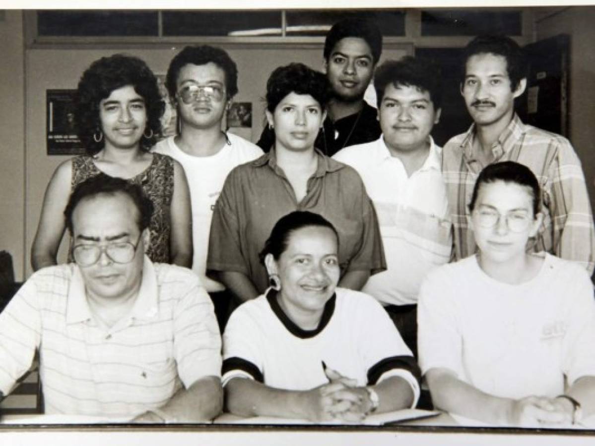 En su etapa de estudiante en la universidad con compañeros de la carrera de Periodismo.