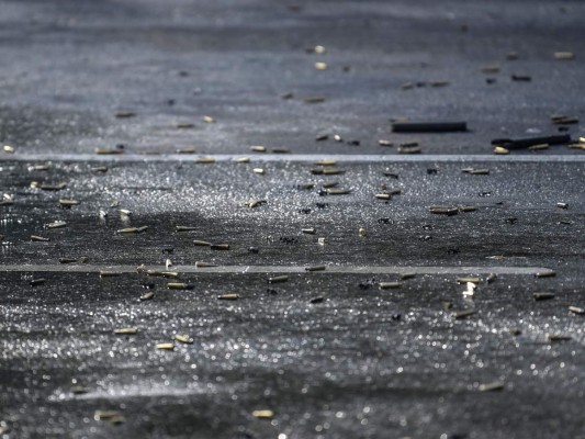 Los casos de bala se ven en el terreno en la escena del crimen después de que el Secretario de Seguridad Pública de la Ciudad de México, Omar García Harfuch, resultó herido en un ataque, en la Ciudad de México. Foto: Agencia AFP.