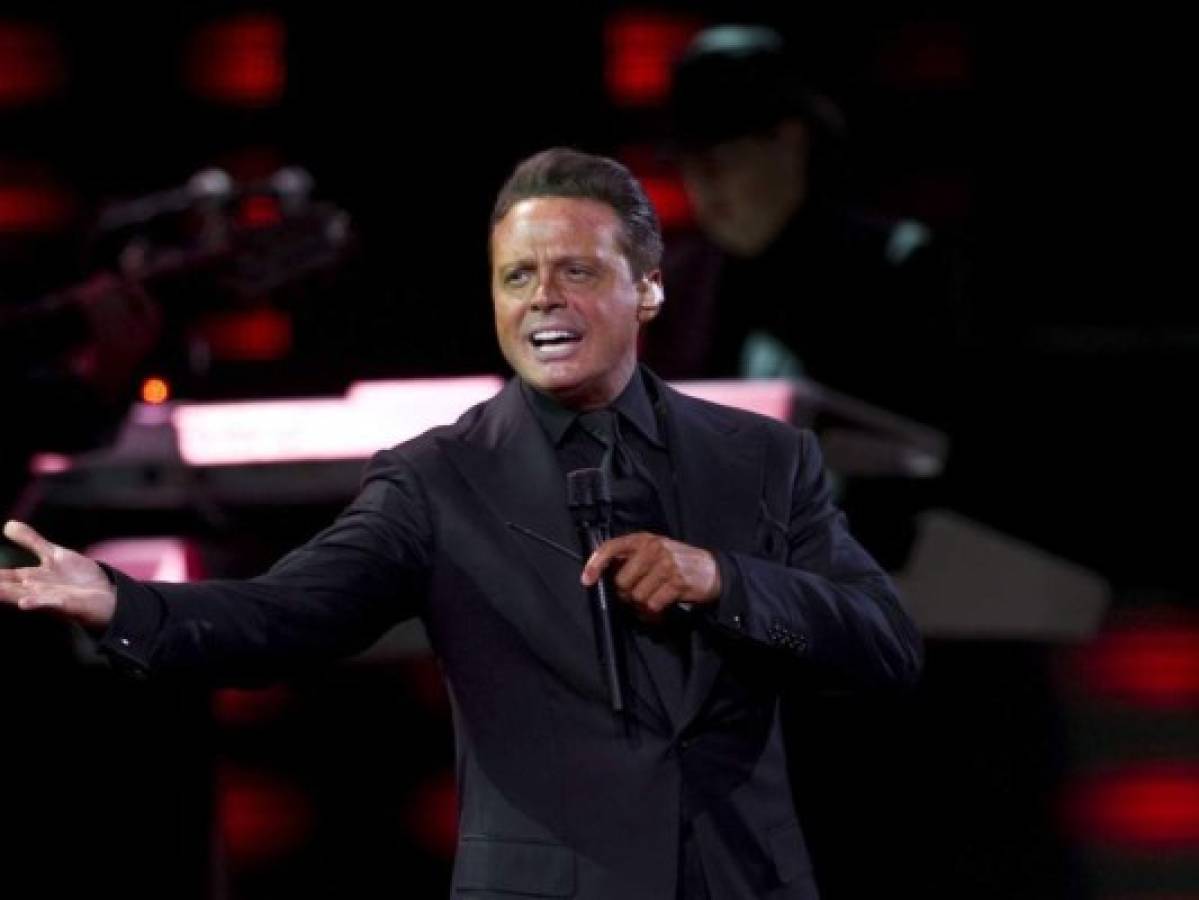 Público abucheó a Luis Miguel en los Latin Grammy