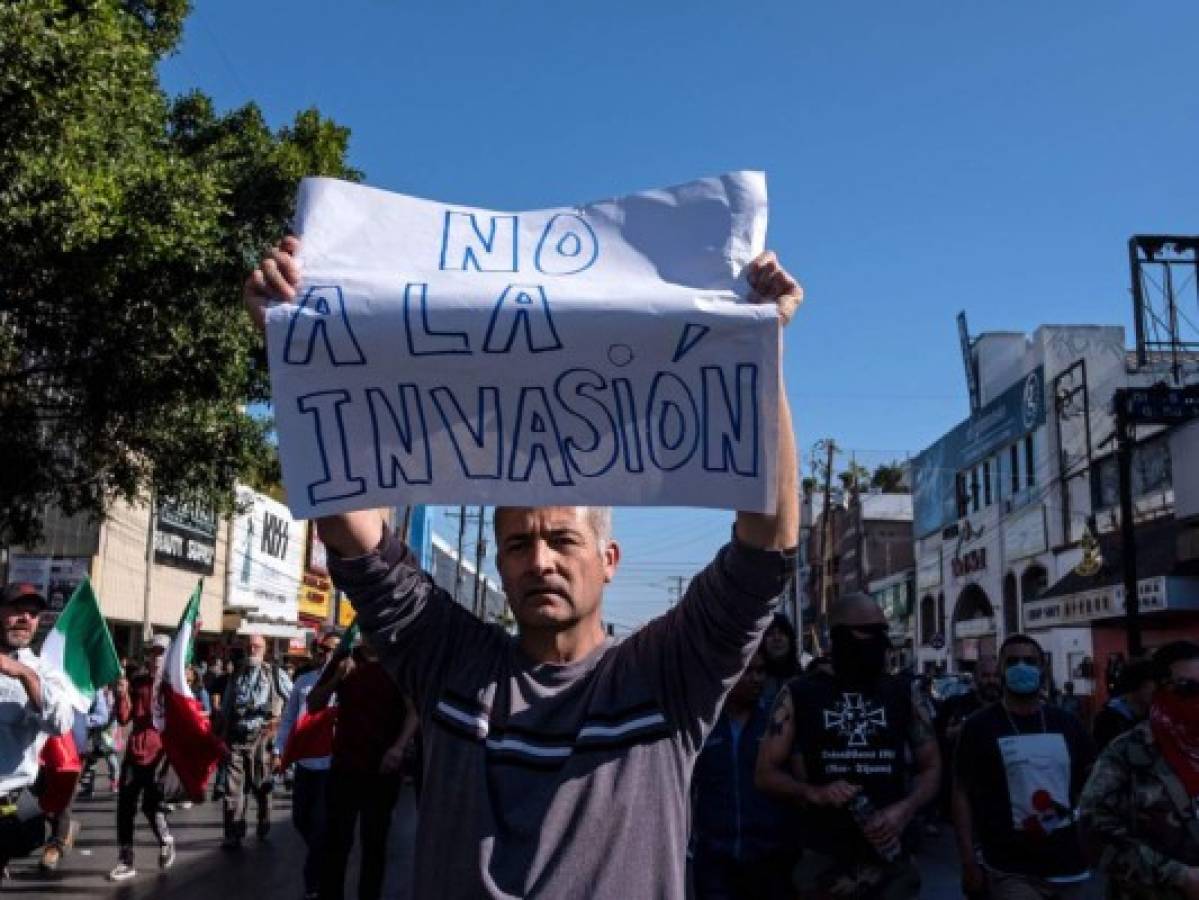 Surgen protestas pro y contra caravana migrante en frontera México-EEUU