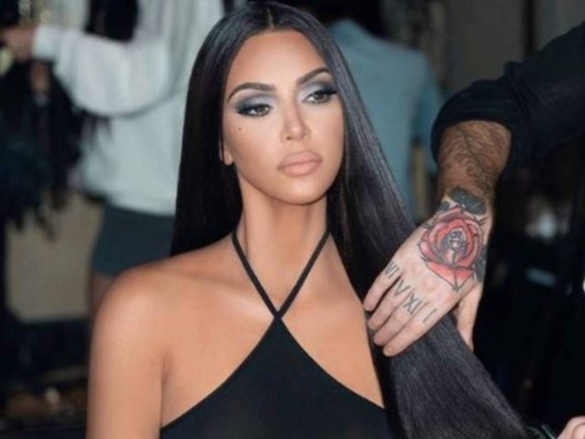 Error de Photoshop hace que Kim Kardashian tenga seis dedos