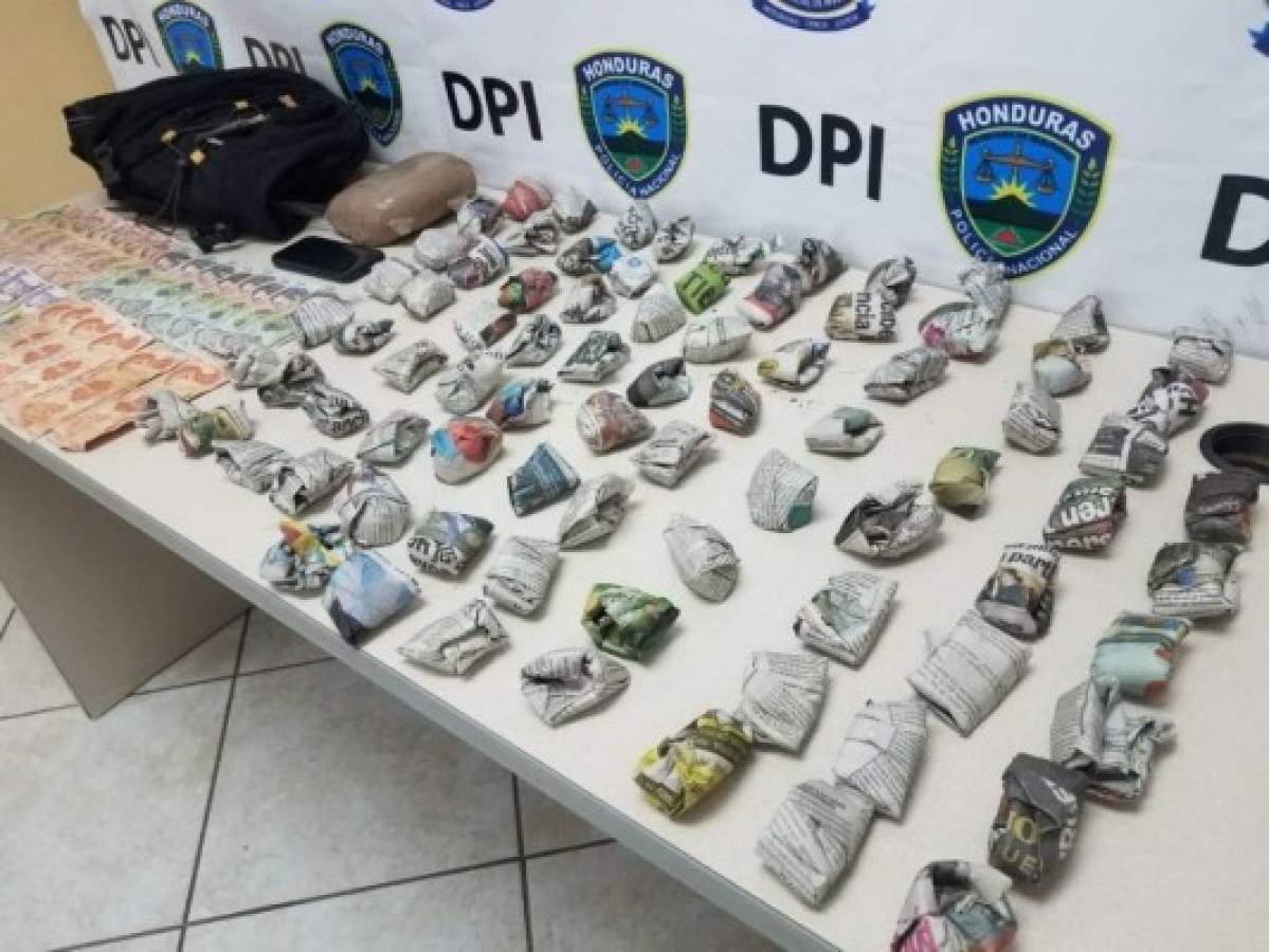 La mesa usada por la Dirección Policial de Investigaciones (DPI) para presentar la evidencia, se llenó con la supuesta droga que transportaba el 'Yon'.