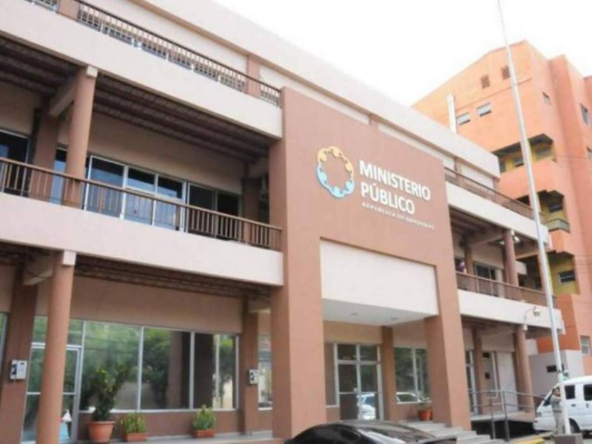 Una mujer y dos hombres buscan la Fiscalía General