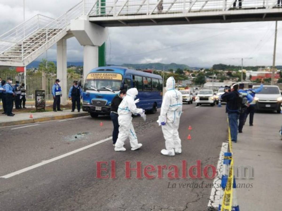 Frente a policías acribillan a conductor de rapidito en la capital