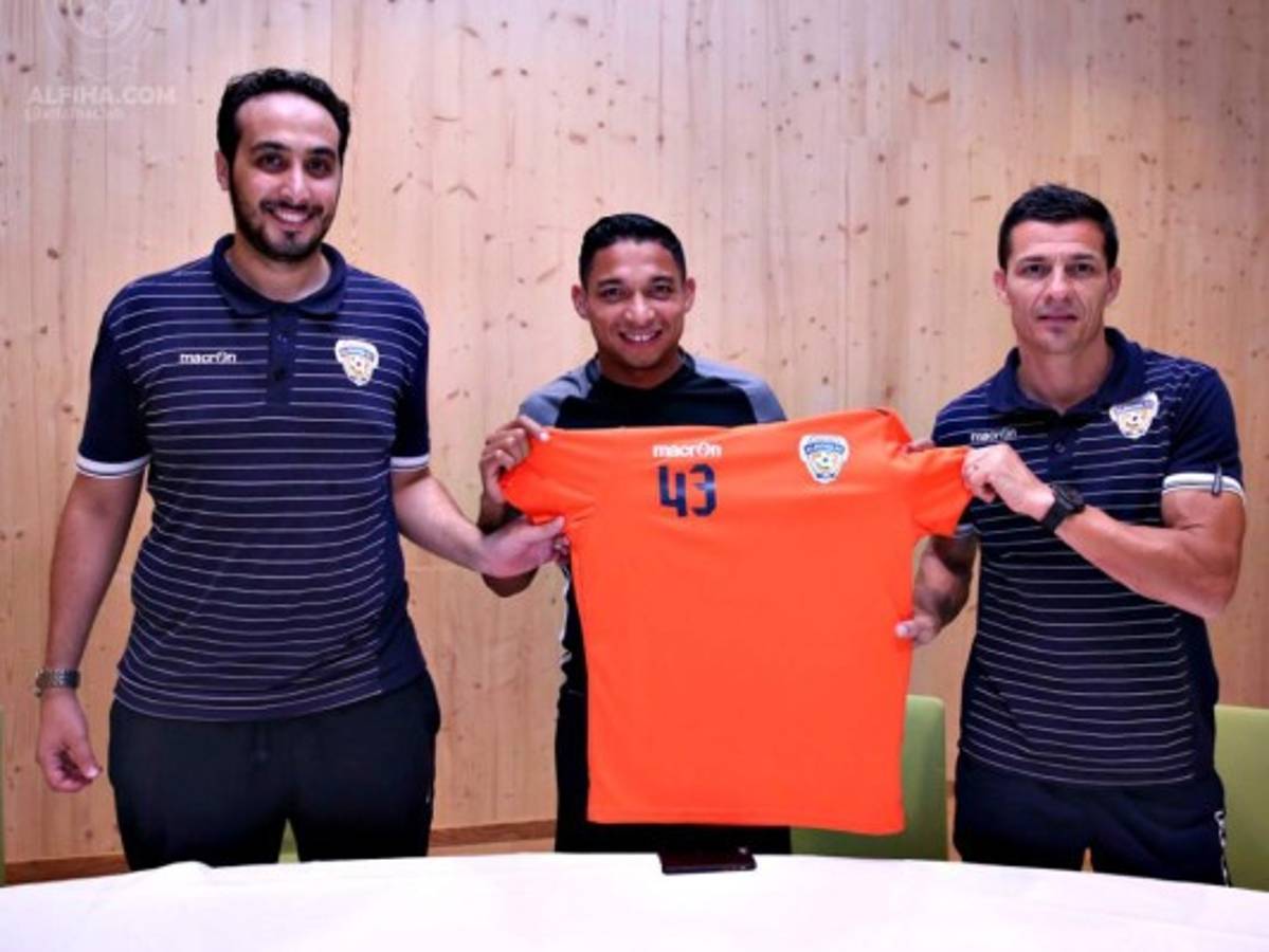 Emilio Izaguirre fue presentado en su nuevo equipo, el Al-Fayha de Arabia Saudita