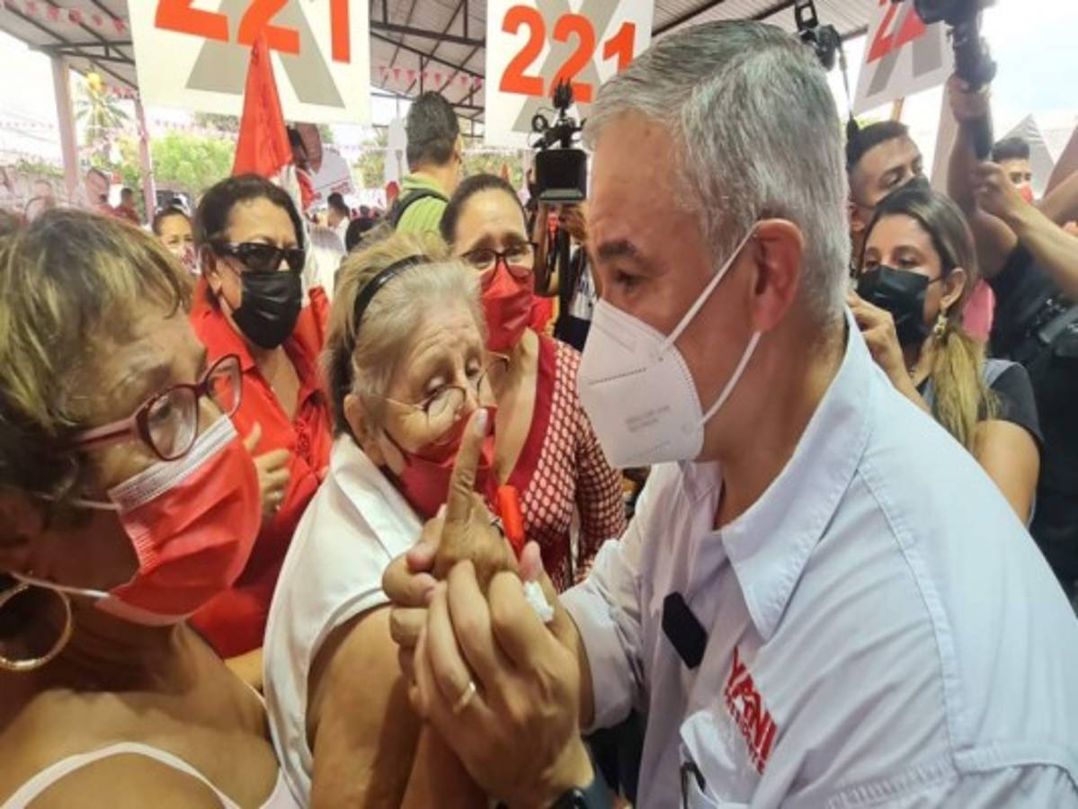 Entre empujones y cámaras, Yani Rosenthal ejerció el voto junto a toda su familia (FOTOS)