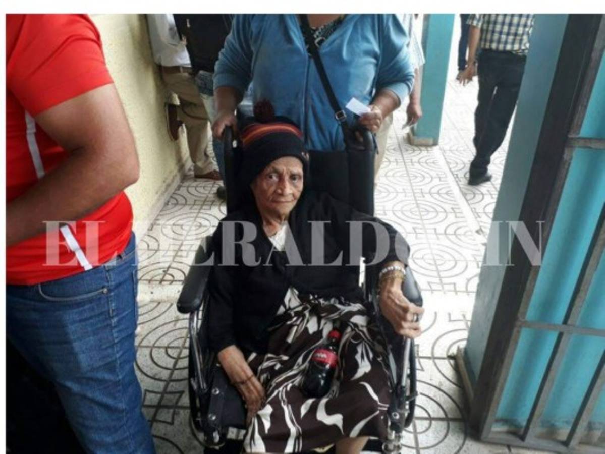 Doña María de la Cruz, la abuela que ejerce el sufragio por honor a Honduras