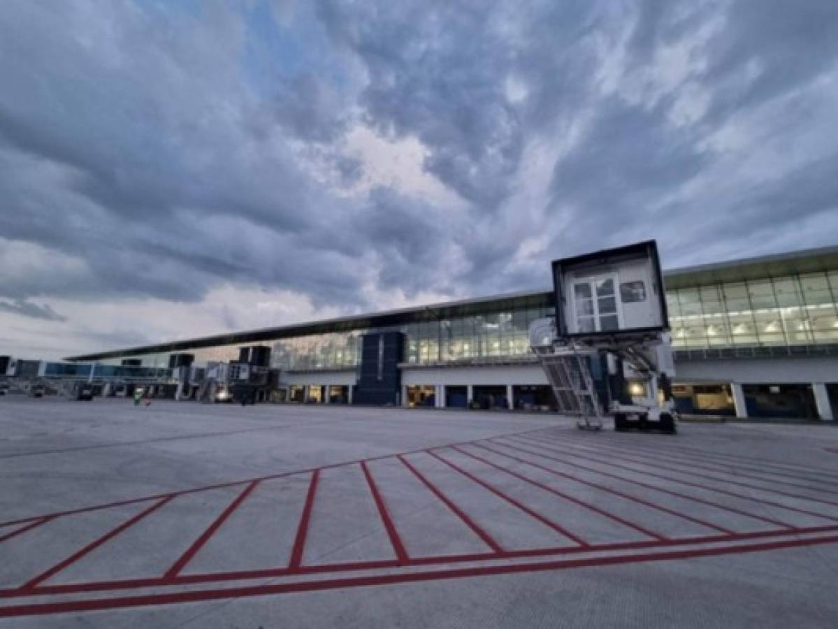 Las mangas de abordaje y pista del nuevo Aeropuerto Internacional de Palmerola de Honduras.