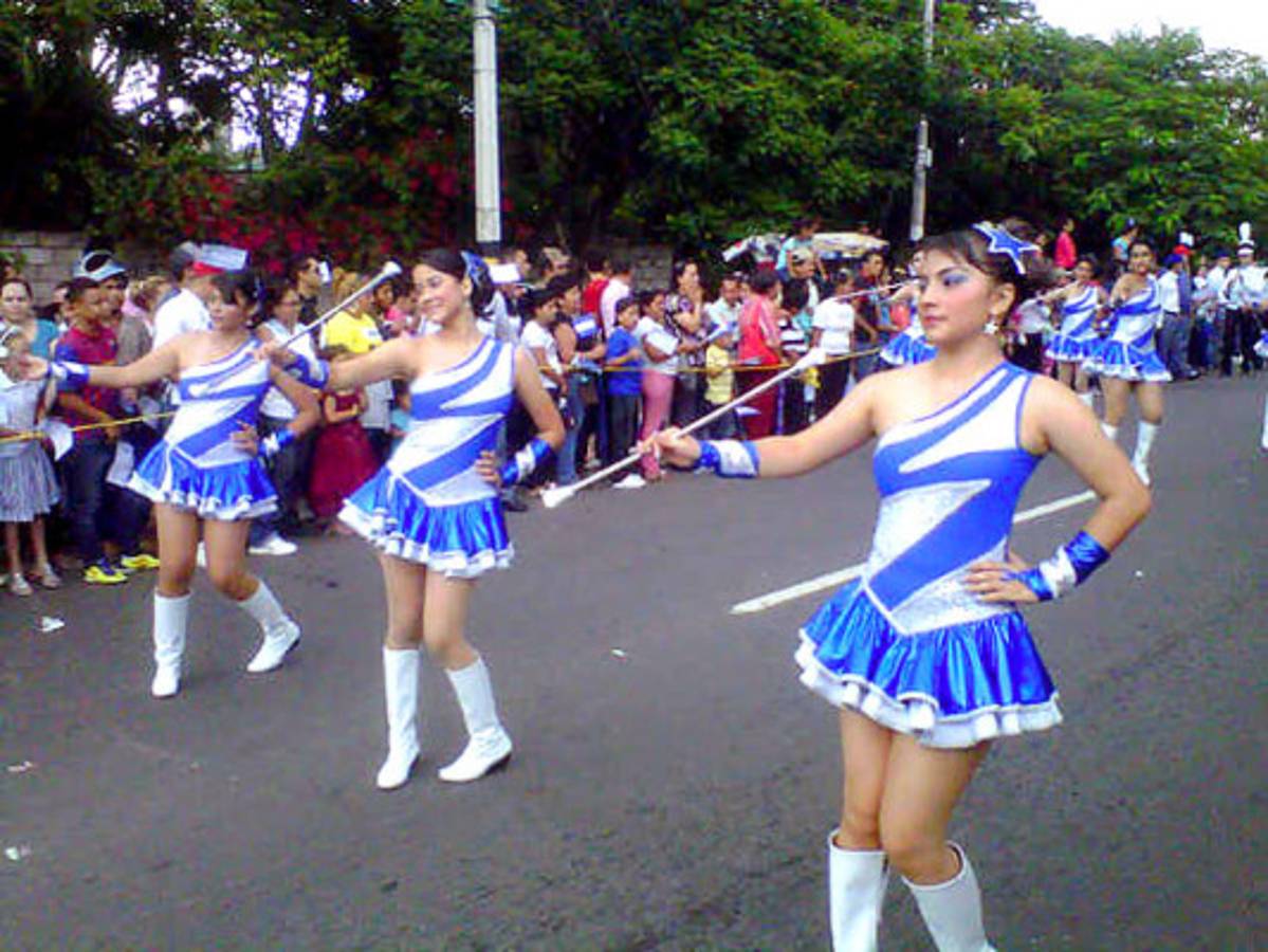 Derroche de civismo y belleza en desfiles patrios