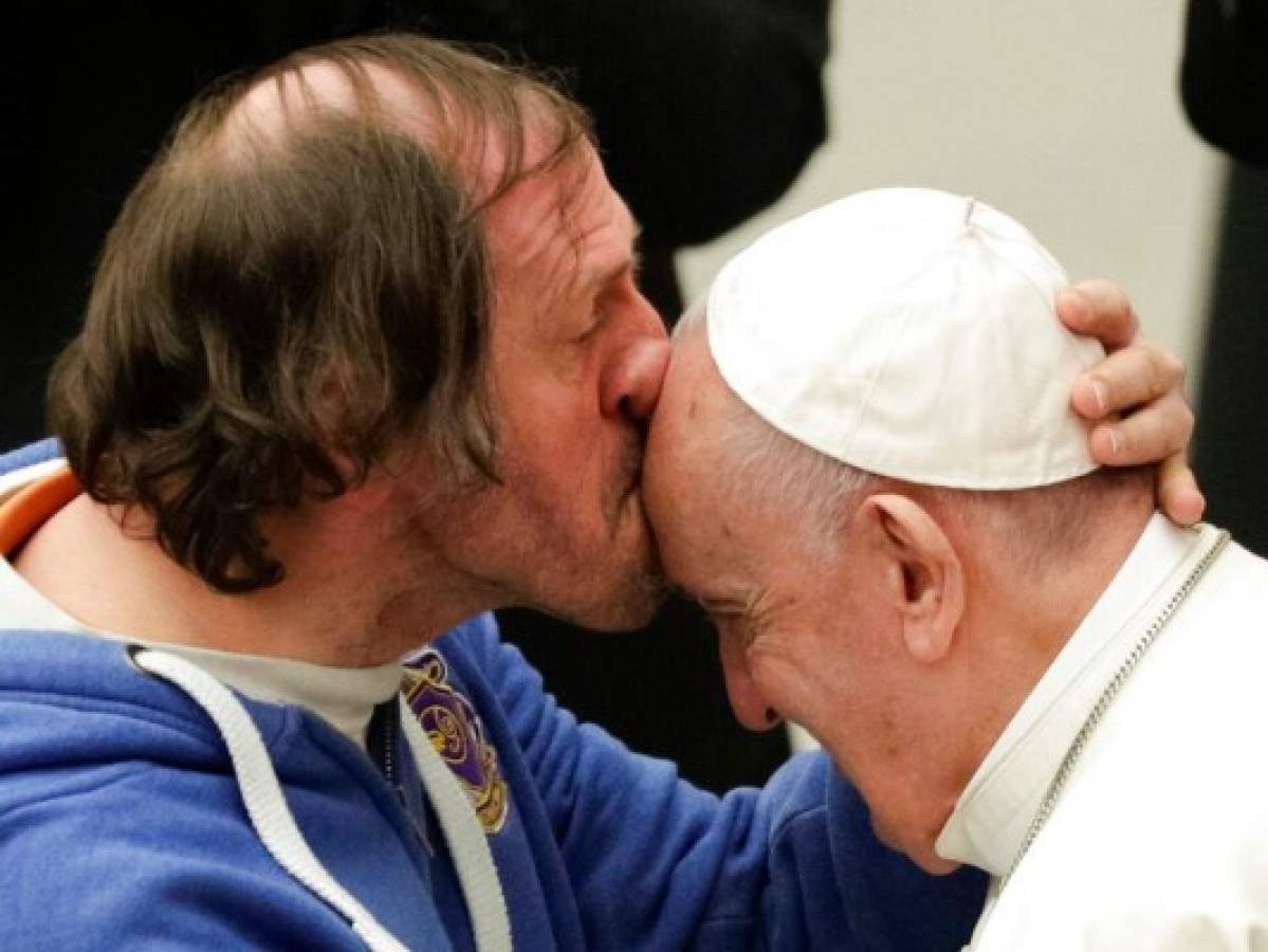 Hombre sorprende al papa Francisco y le da un beso en la frente