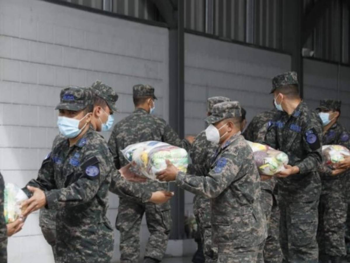 Los uniformados serán los encargados de entregar los alimentos a los encargados de los albergues en La Mosquitia hondureña. Foto: Cortesía