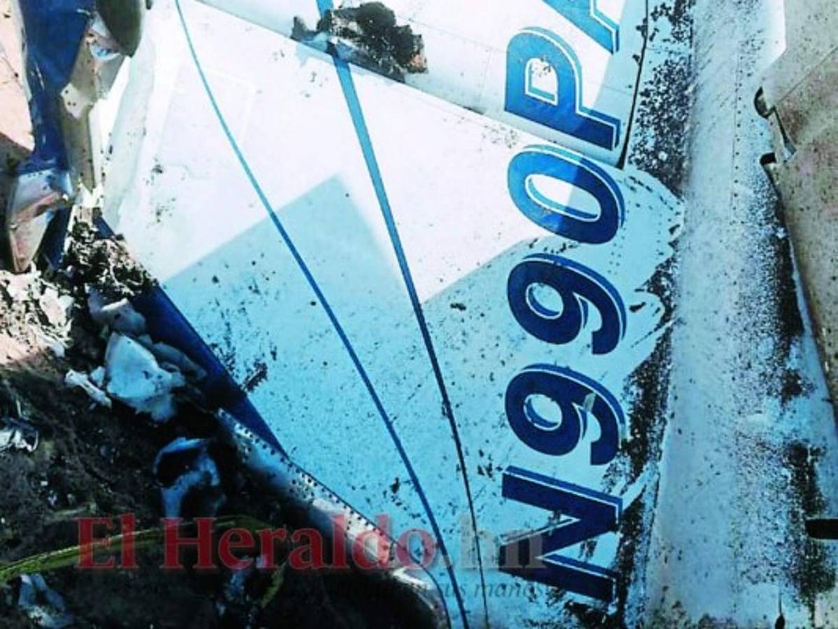 En la cola del avión logró quedar intacta la matrícula de la nave, que por experiencias pasadas podría ser falsa.