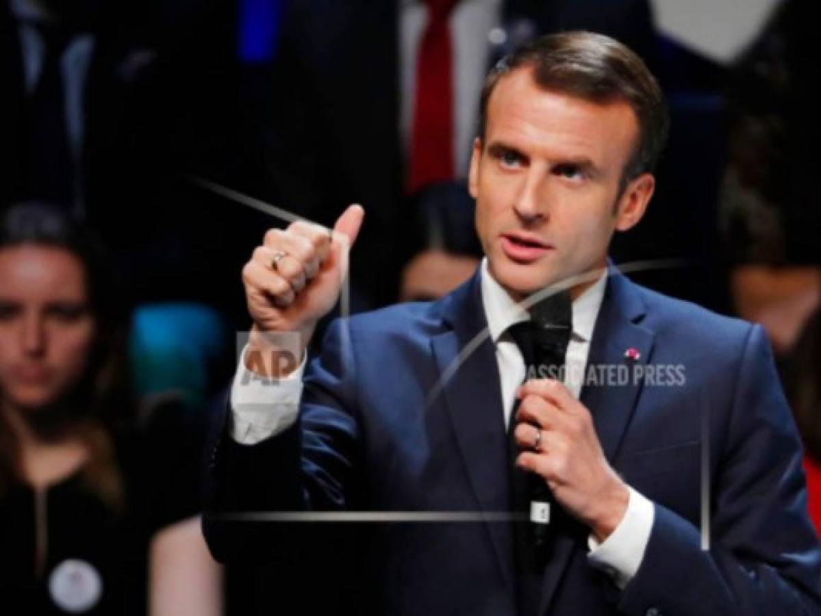Macron llama al diálogo, defiende aumento de gasolina