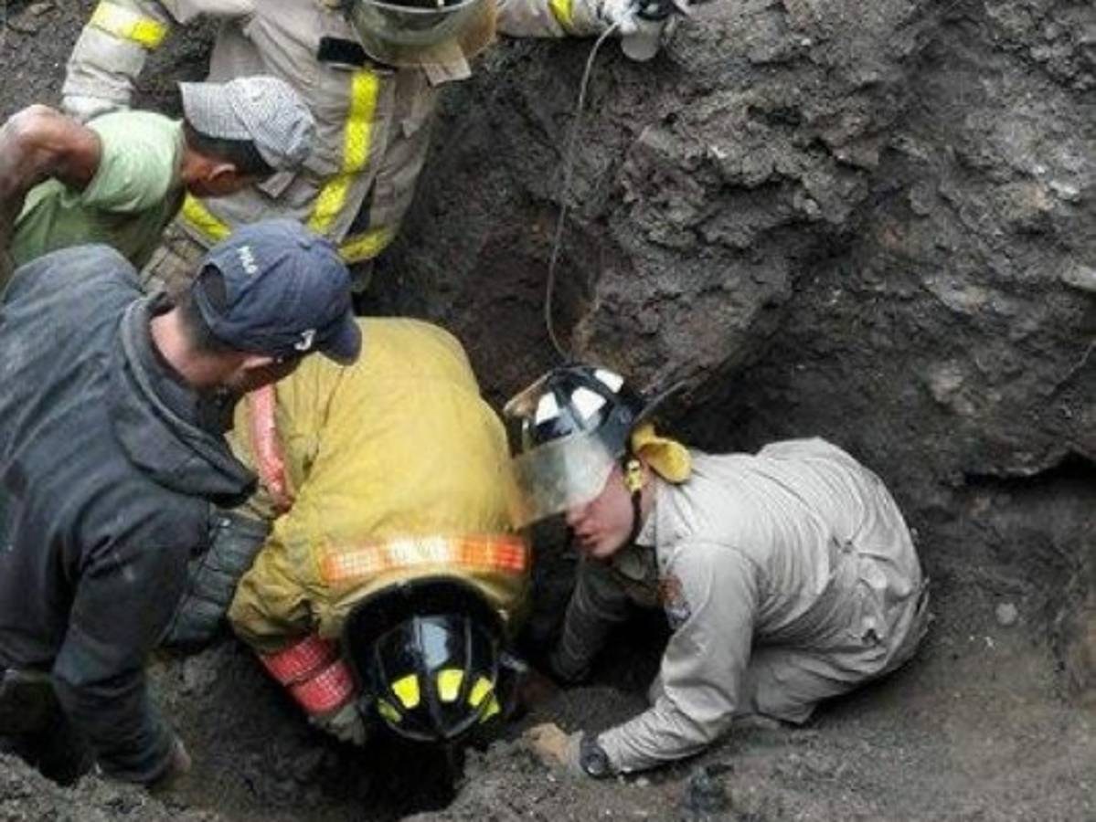 Realizan peligroso rescate de obrero soterrado en Santa Rosa de Copán  