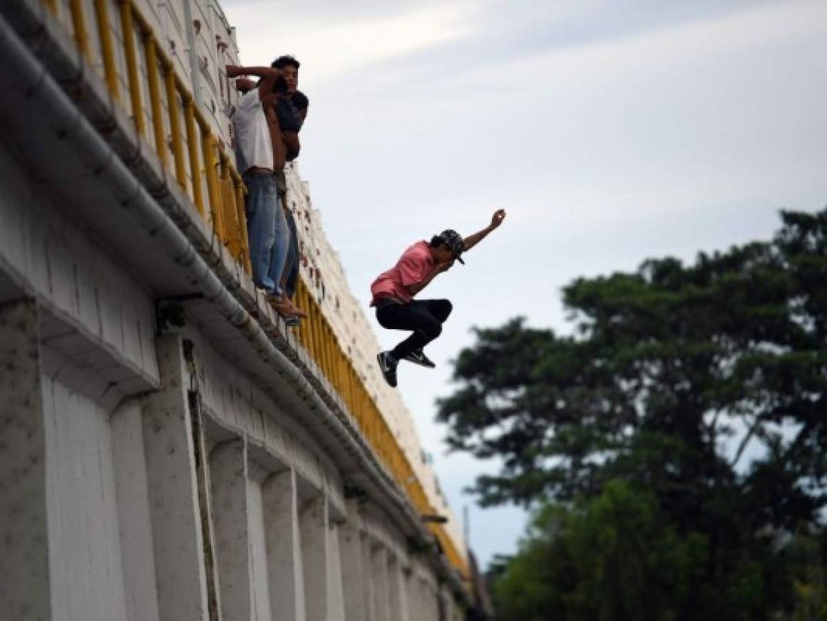 Decenas de migrantes, al no poder pasar por el puente, optaron por lanzarse a las frías aguas del río Suchiate para tratar de avanzar. (Foto: AFP)