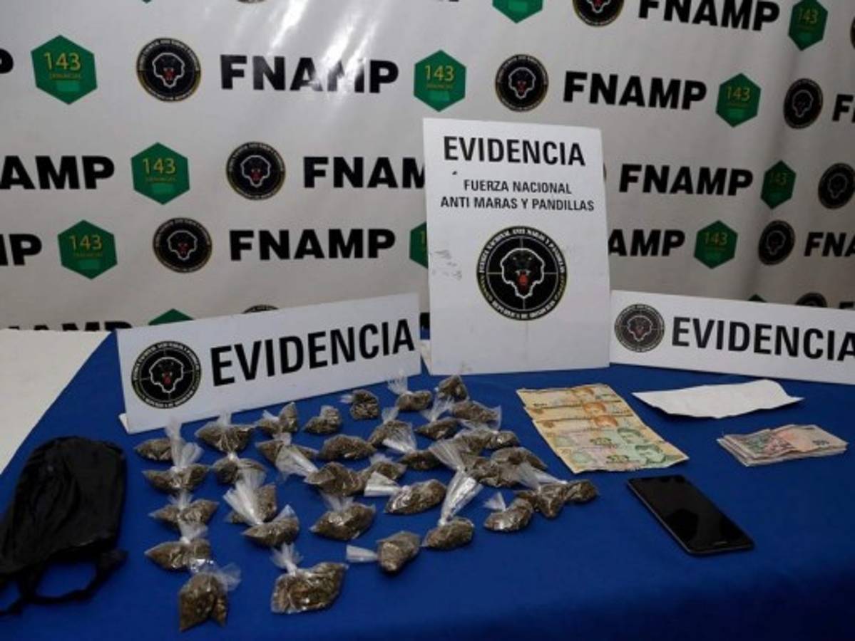 Al momento de su captura se le decomisó un sobre blanco con dinero en efectivo.