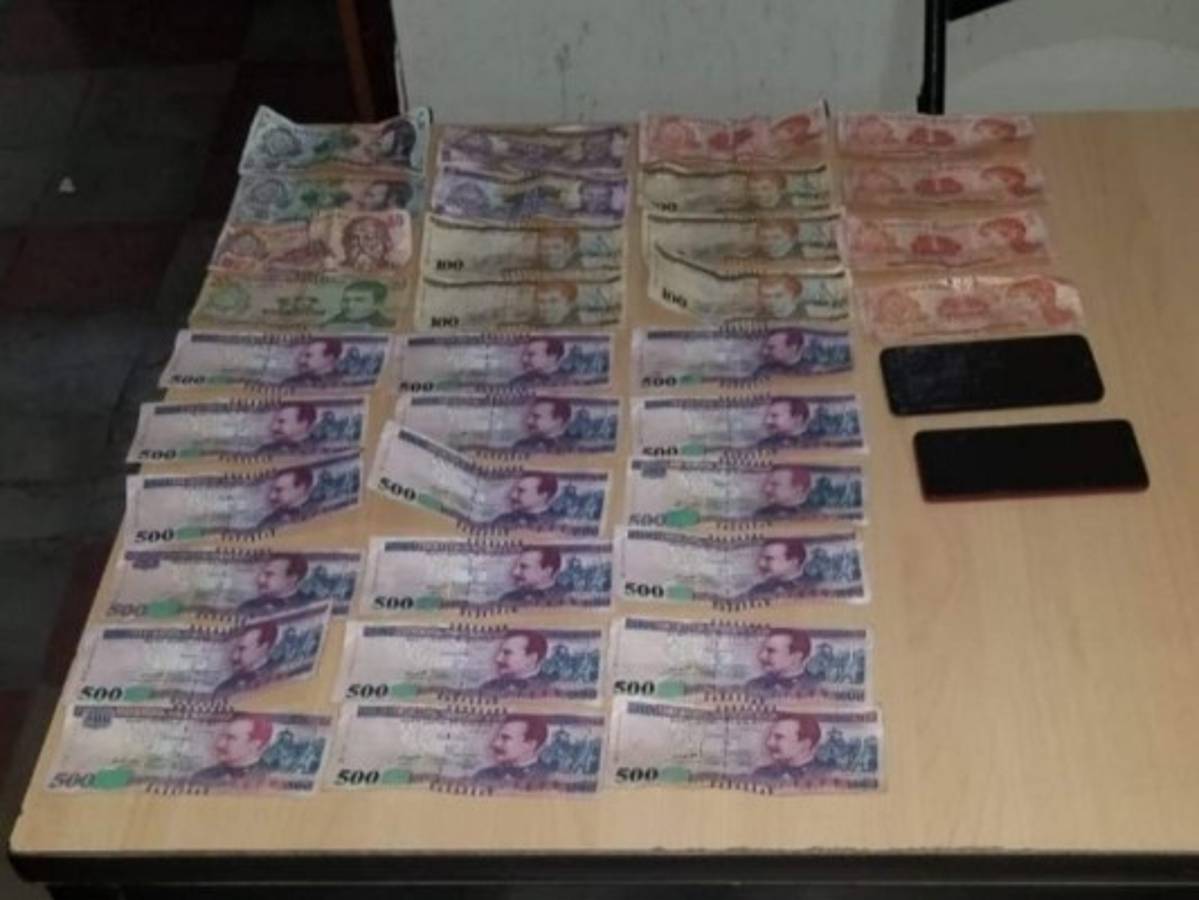 En la imagen se observa el dinero decomisado a los hondureños detenidos.