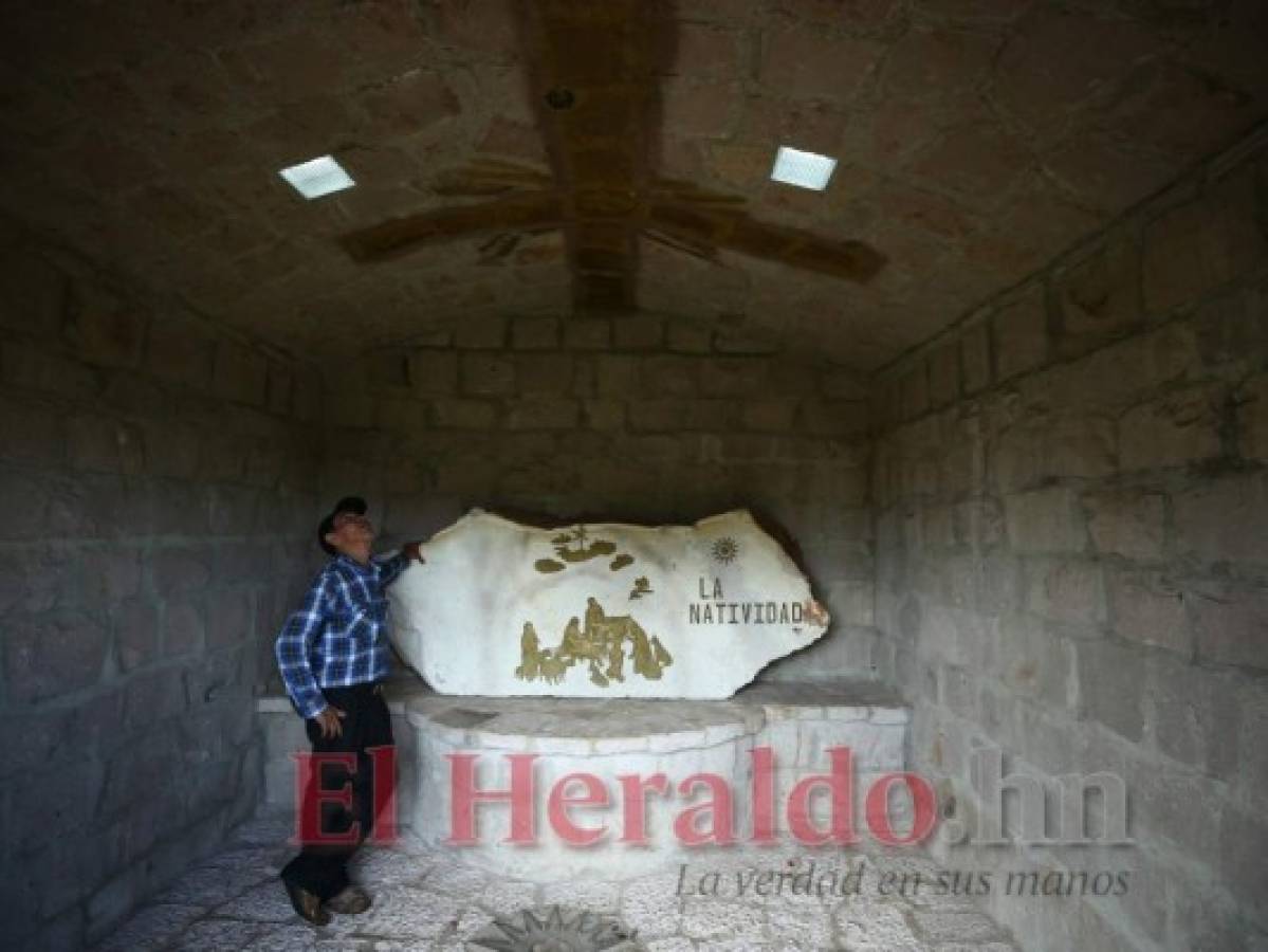 Hay esculturas que representan la natividad de Jesucristo.