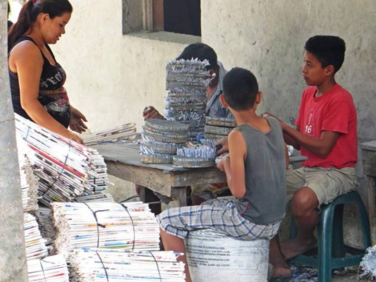 Mano de obra infantil en la riesgosa elaboración de cohetes en Copán