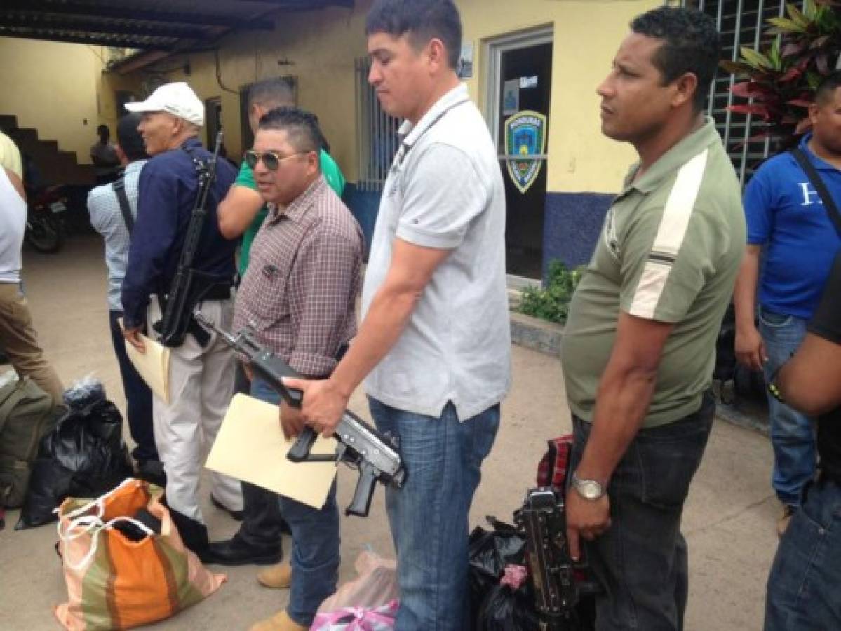 Con lágrimas, policías entregan armas y uniformes en la capital de Honduras