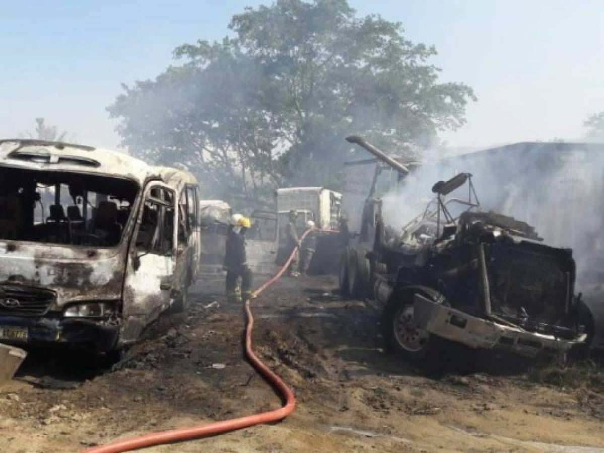 Incendio de zacatera consume 33 vehículos en plantel de Tránsito en Cortés