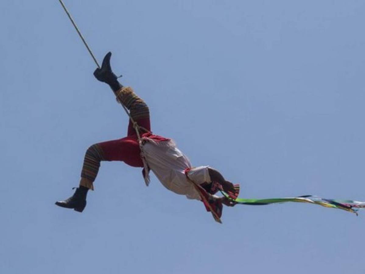 VIDEO: Aterrador momento en que joven cayó al vacío durante fiesta patronal