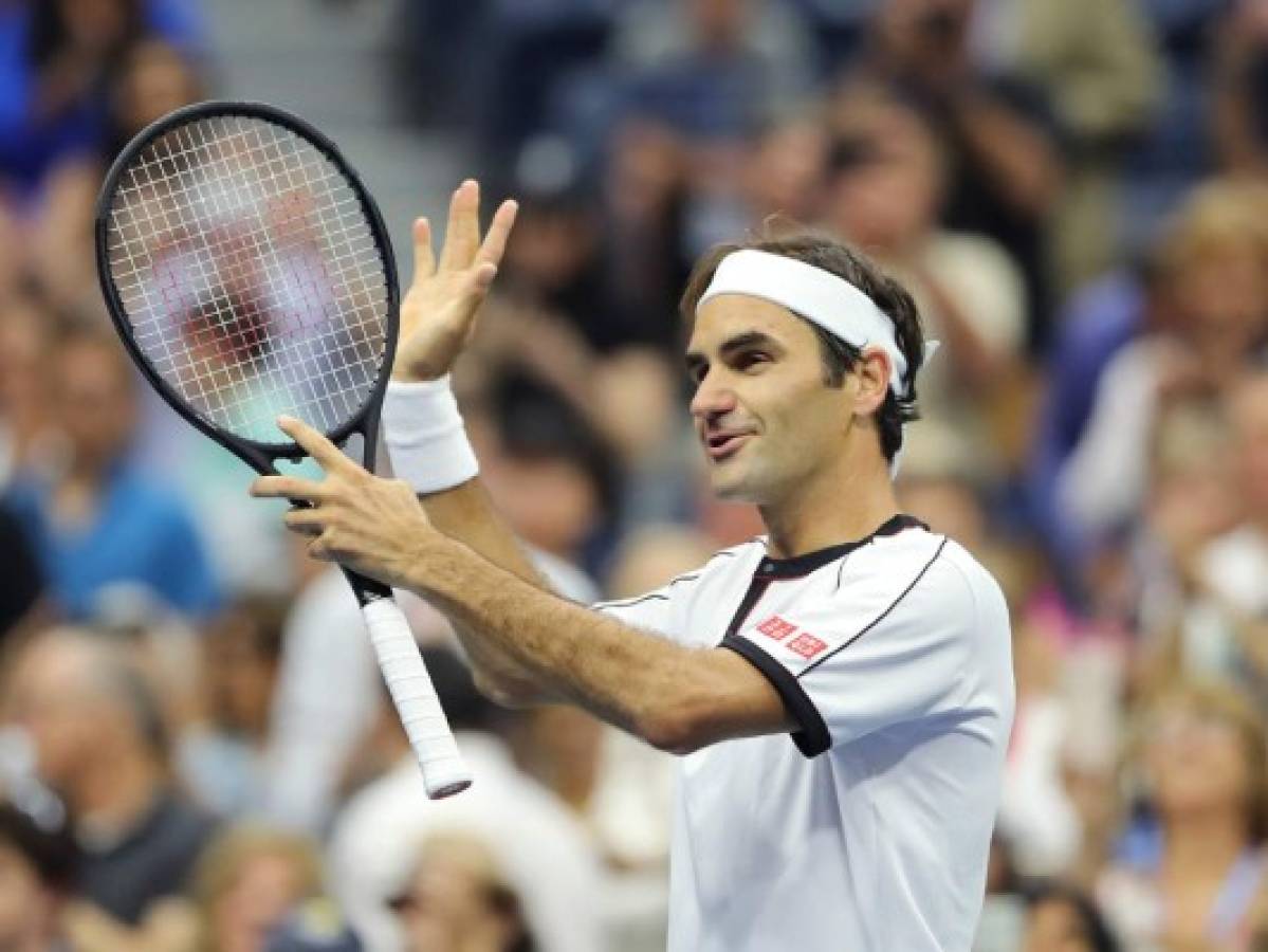 Roger Federer trastabilla pero avanza en el US Open  