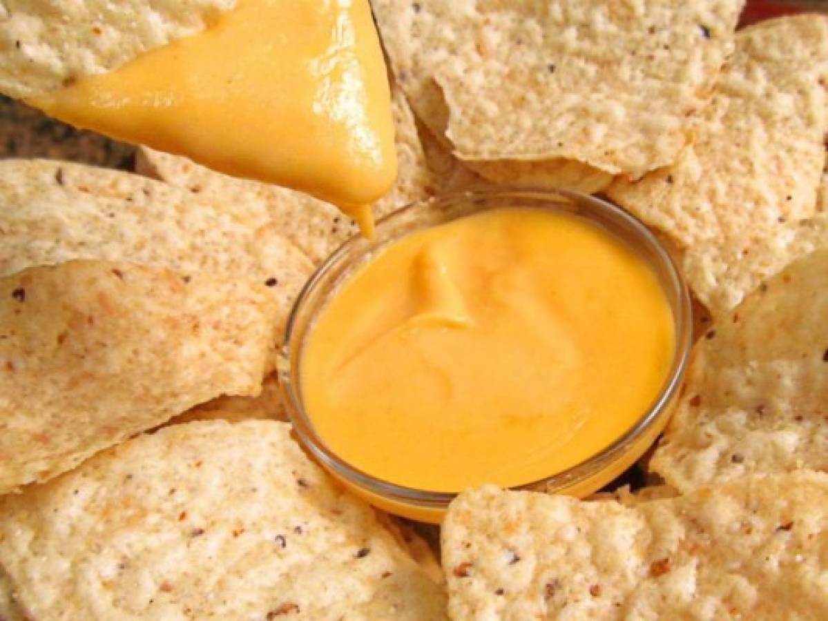 Receta fácil: Aprende a preparar una deliciosa salsa cheddar y guacamole para acompañar tus nachos