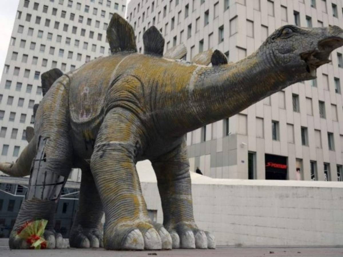 Hombre muere atrapado dentro de una estatua de dinosaurio en España