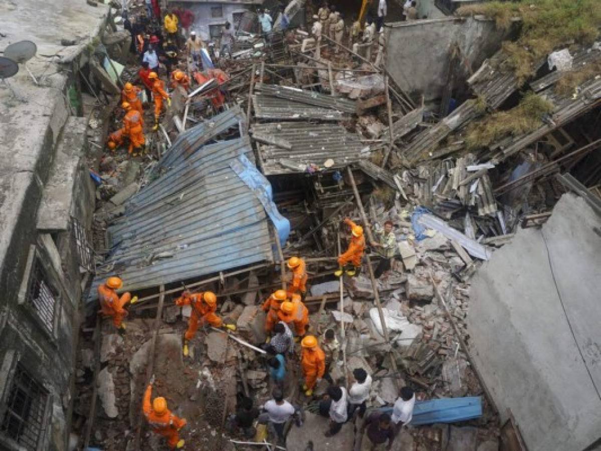 Derrumbe de edificio deja al menos 10 muertos en India