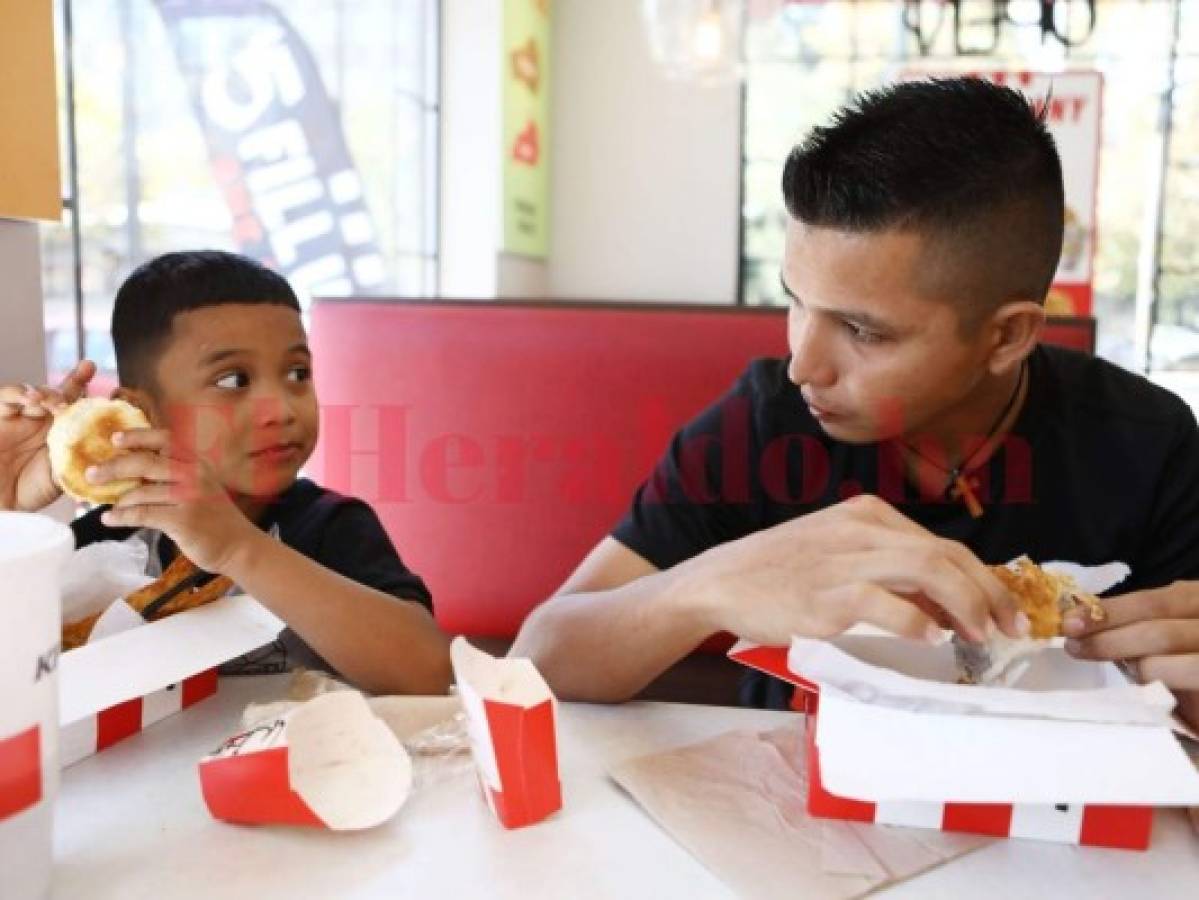 Padre hondureño y su hijo, que fueron separados en la frontera, luchan por un mejor futuro