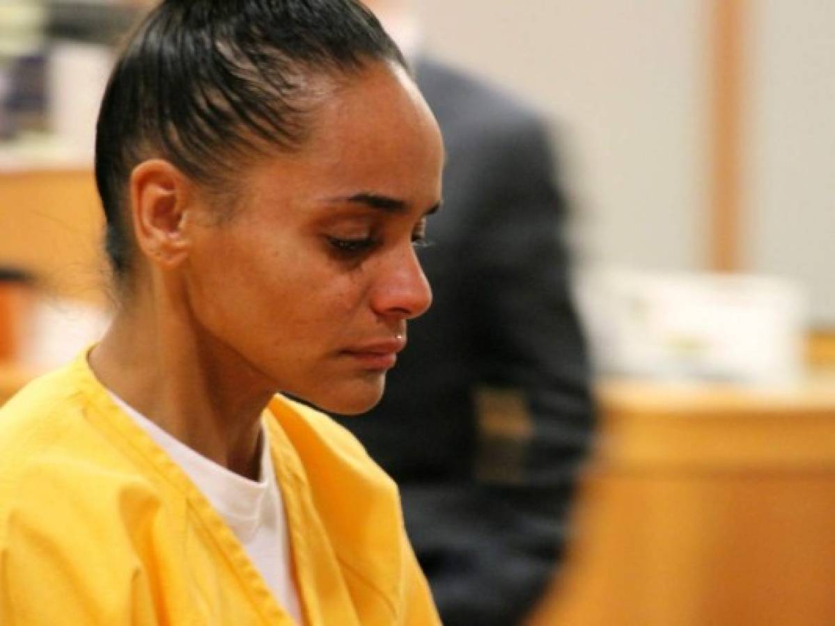 Sentencian a 60 años de cárcel a mujer que quemó a su novio  