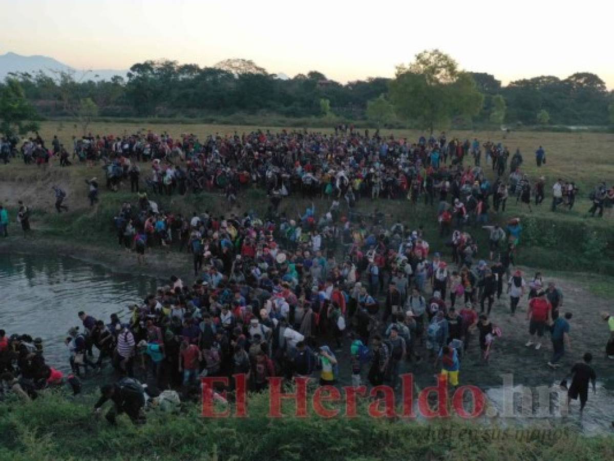Cientos de migrantes centroamericanos ingresan a México desde Guatemala  