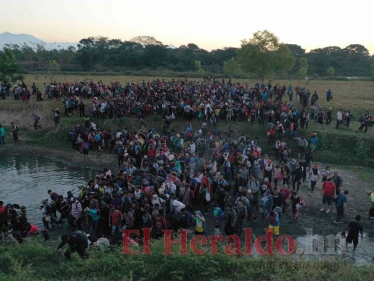 Cientos de migrantes centroamericanos ingresan a México desde Guatemala  