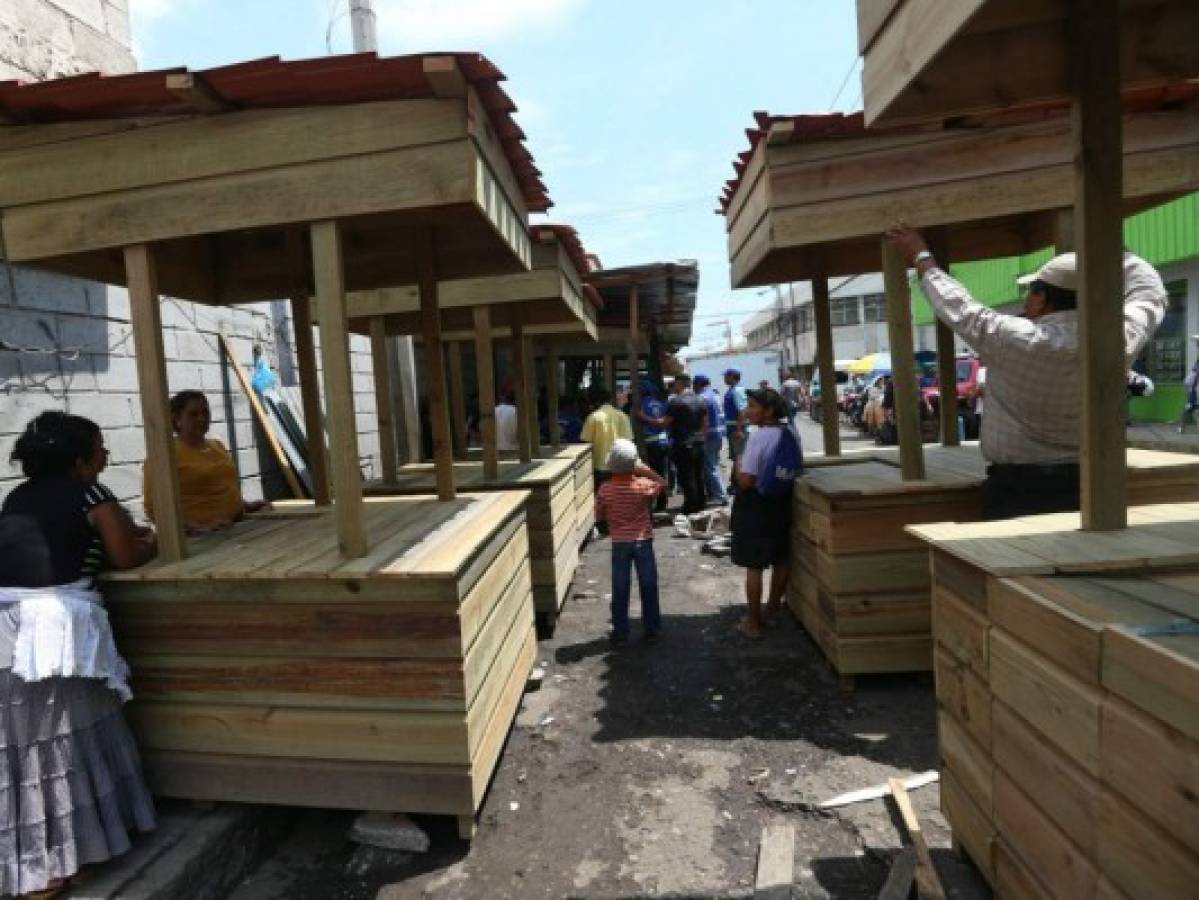 Vendedores de la capital de Honduras reciben puestos de madera