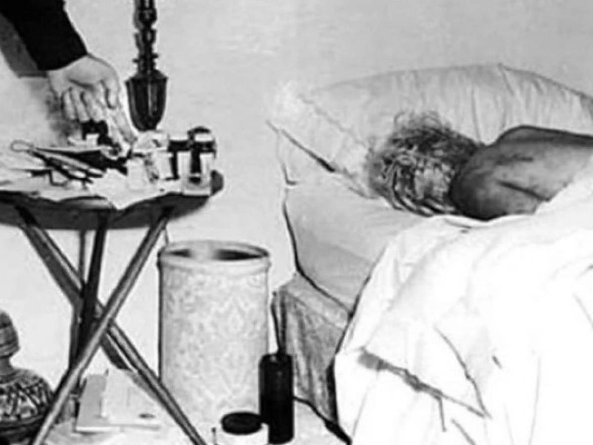 El brazo de un hombre señalando las pastillas que habrían provocado la muerte de la actriz, en agosto de 1962. Foto: Clarín.