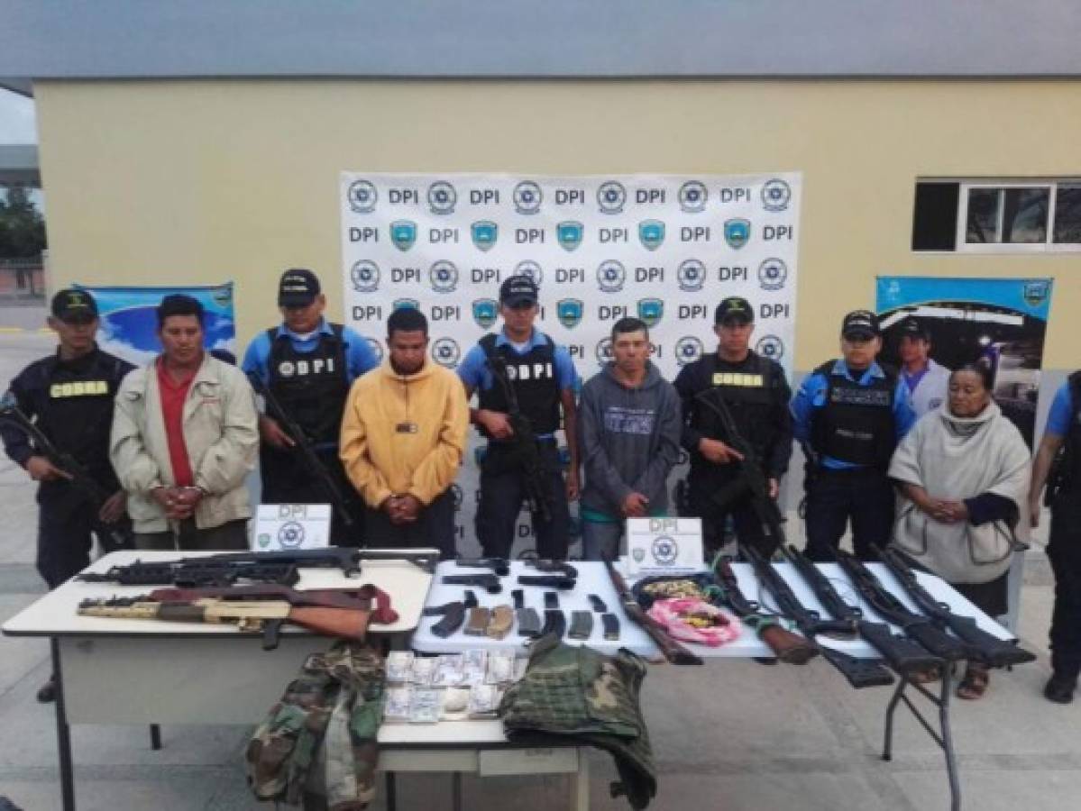 Decomisan arsenal e indumentaria militar a cuatro personas detenidas en Ajuterique