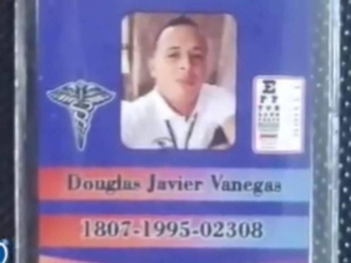 Un carné que supuestamente acreditaba a uno de los detenidos como profesional de la salud.