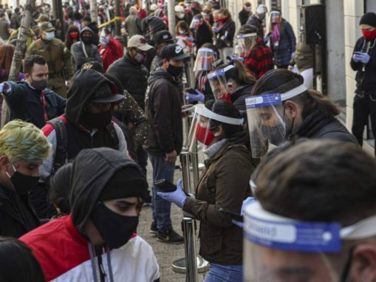 Largas filas en Chile para sacar ahorros de pensiones