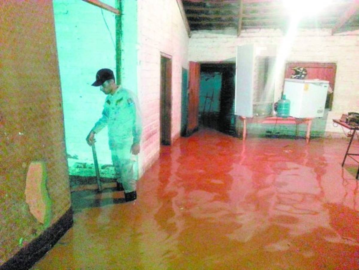 Suspenden clases por daños tras lluvias