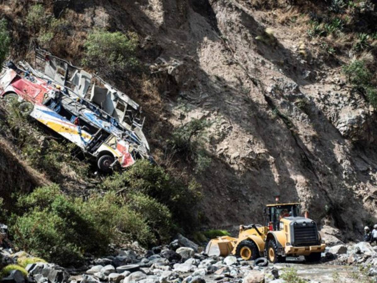 Al menos 32 muertos al caer autobús en abismo en ruta de Perú