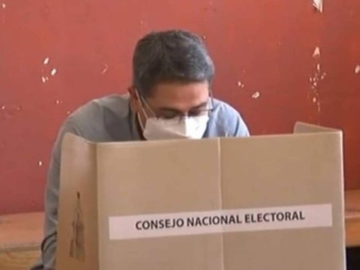 Rodeado de simpatizantes y en total secretividad: Así votó el presidente Hernández en las primarias