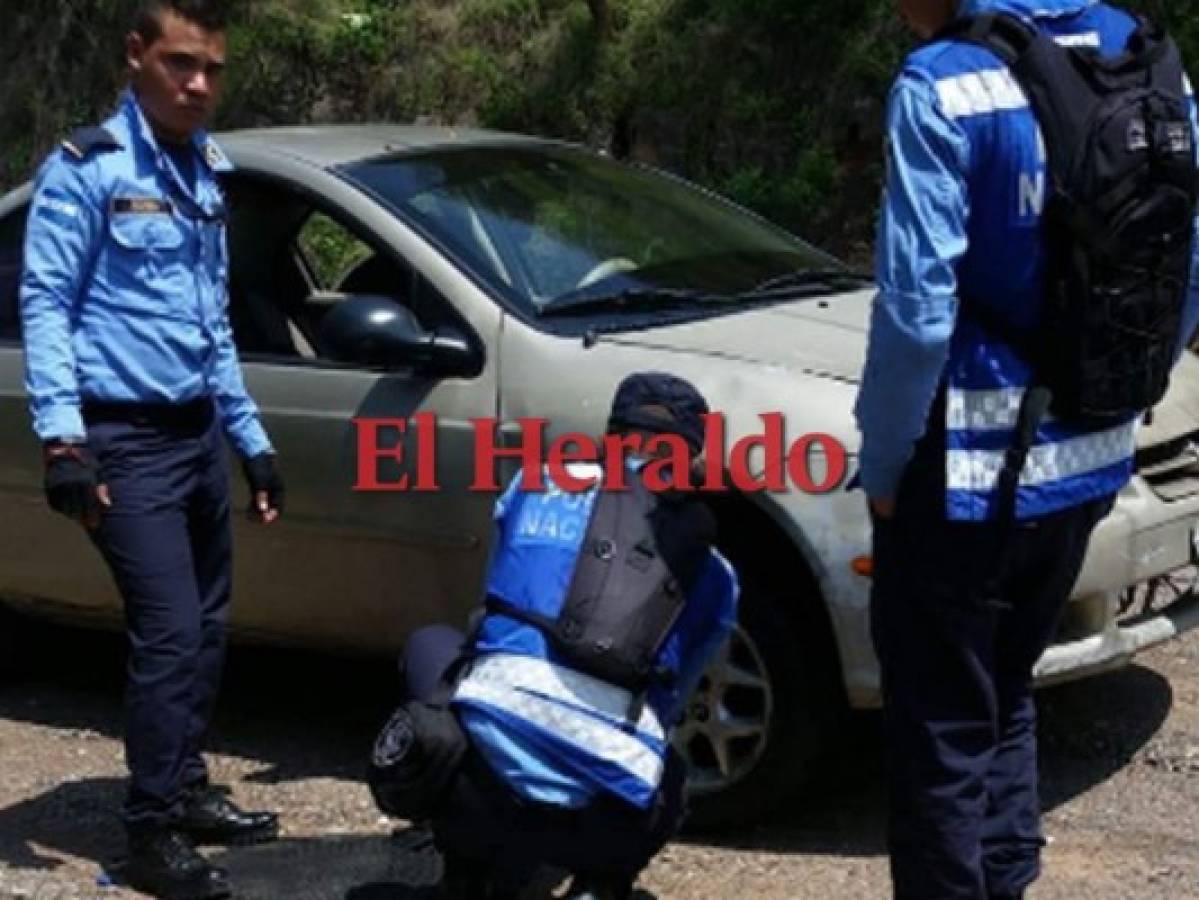 Los policías repararon la llanta del vehículo para que la familia llegara a su destino.