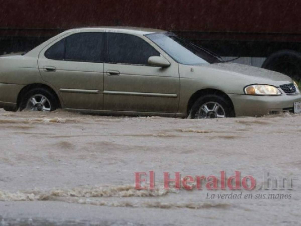 Calles inundadas dejan fuertes lluvias en la capital de Honduras