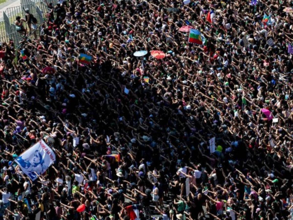 Miles de mujeres marchan en Chile en primer 8M tras estallido social