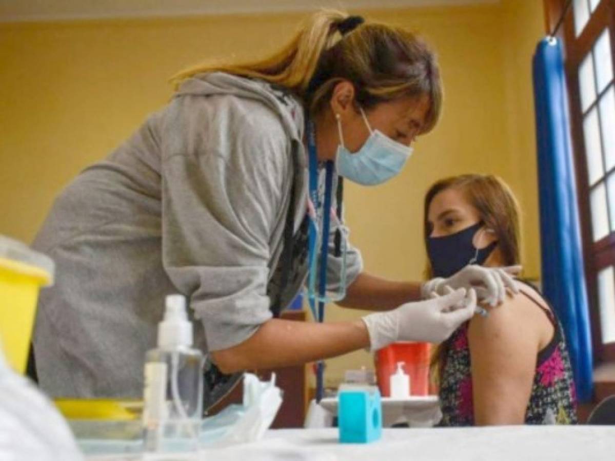 Italia comienza vacunación contra coronavirus en adolescentes de 12 a 15 años